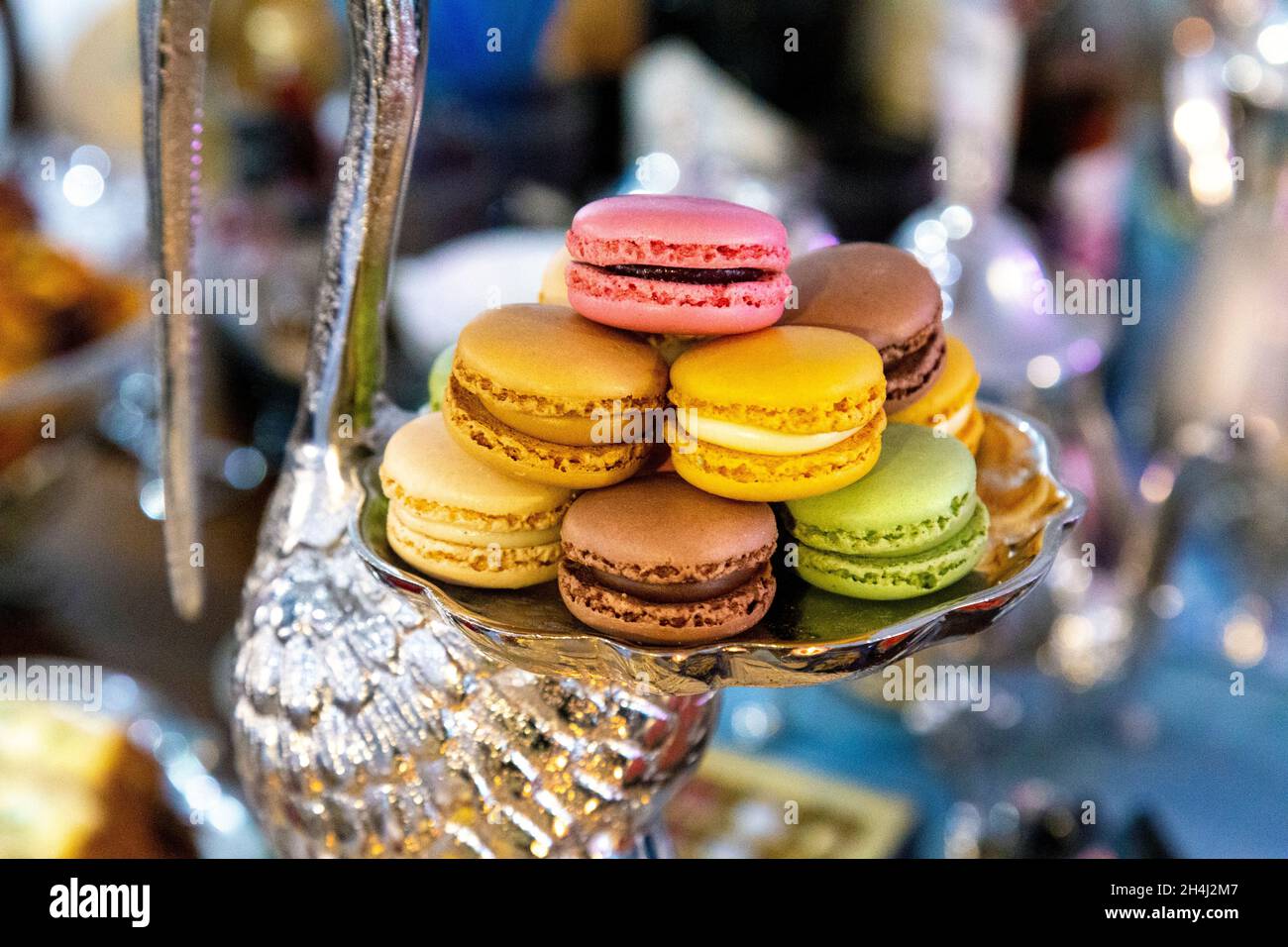 Auswahl an Makronen auf einem silbernen, dekorativen Reihertablett bei der Dinner Party Stockfoto