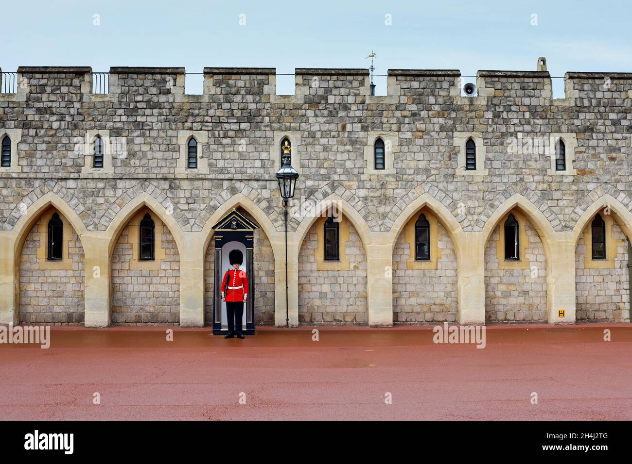 Wachwechsel in Windsor Castle, England. Die Wache der Königin ist auch als British Guards und Queen's Life Guard bekannt. Stockfoto