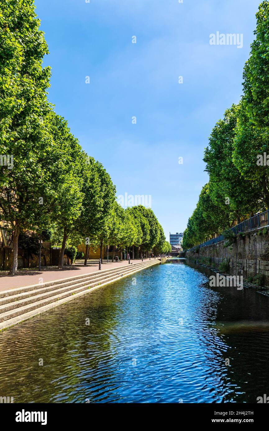 Baumgesäumte Promenade entlang des Ornamental Canal, Wapping, London, Großbritannien Stockfoto