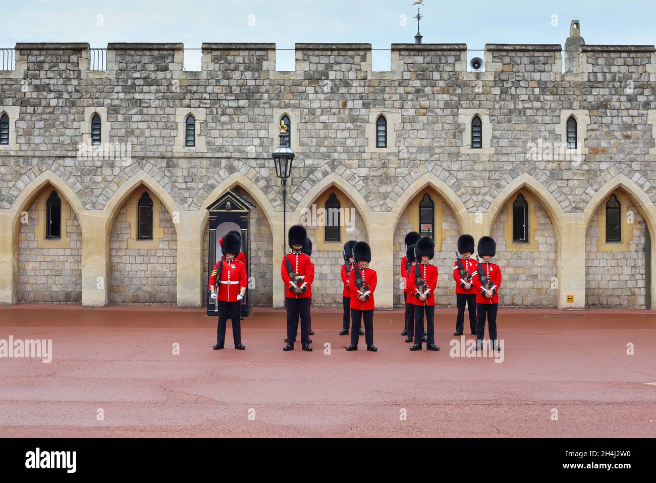 Wachwechsel in Windsor Castle, England. Die Wache der Königin ist auch als British Guards und Queen's Life Guard bekannt. Stockfoto