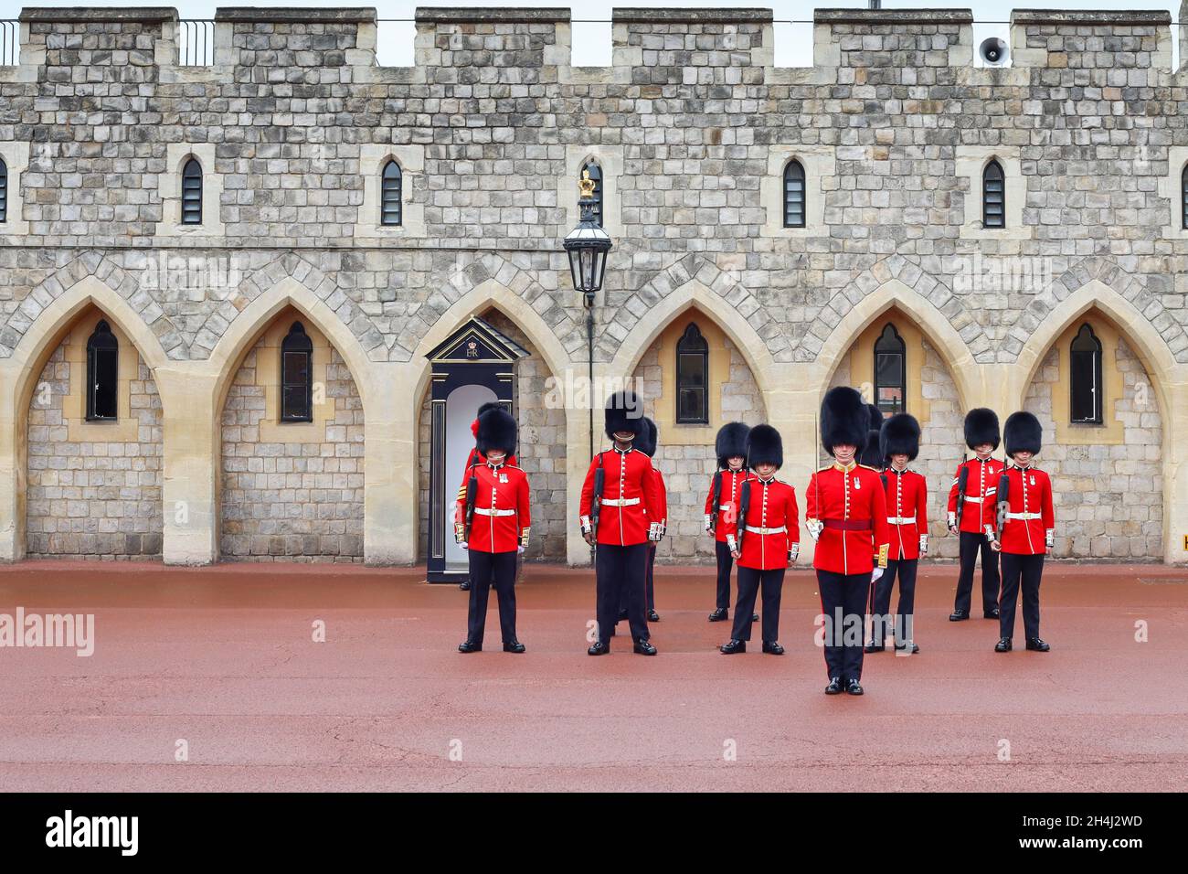 Wachwechsel in Windsor Castle, England. Die Wache der Königin ist auch als British Guards und Queen's Life Guard bekannt. Stockfoto