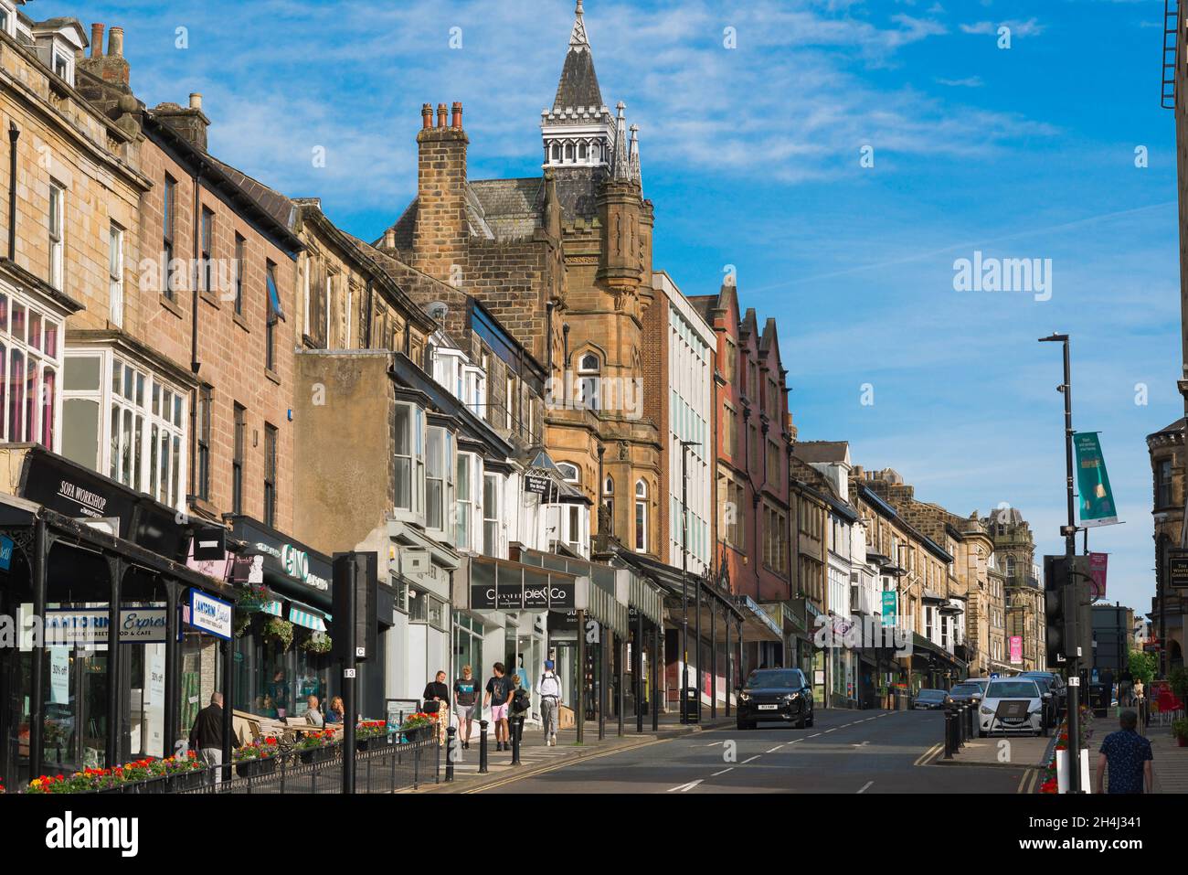 Harrogate, Blick auf die Parliament Street, die Haupteinkaufsstraße, die durch das Zentrum von Harrogate, North Yorkshire, England, Großbritannien verläuft Stockfoto