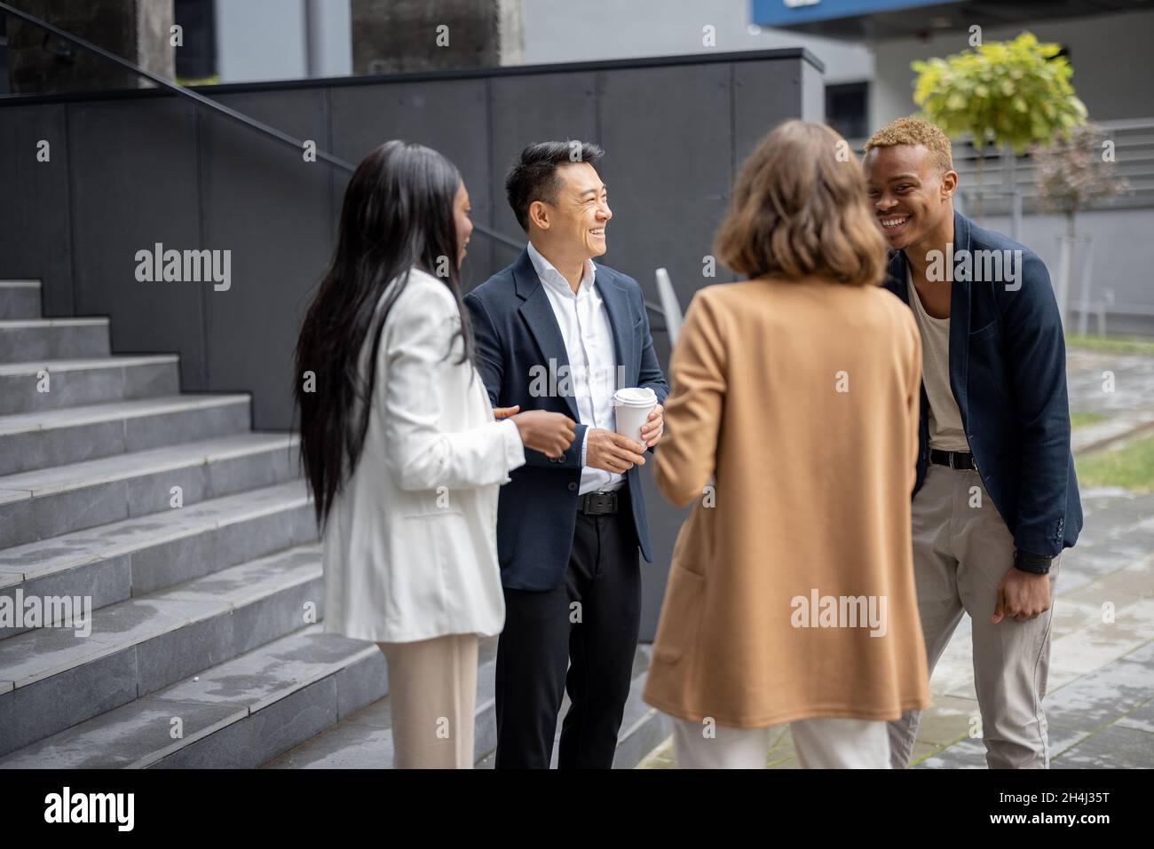 Multirassisches Geschäftsteam, das auf der Stadtstraße spricht Stockfoto