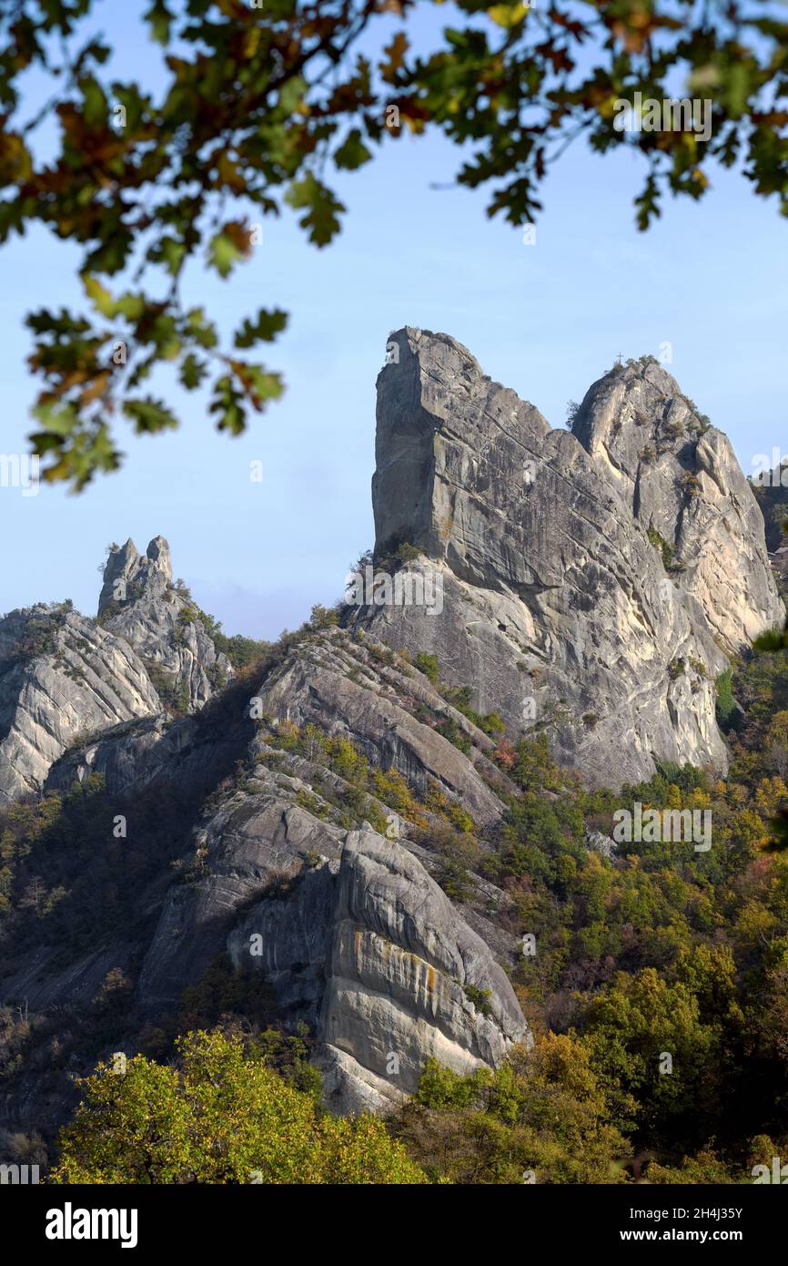 Vertikale Aufnahme des Regionalparks Sassi di Roccamalatina Guiglia, Italien Stockfoto