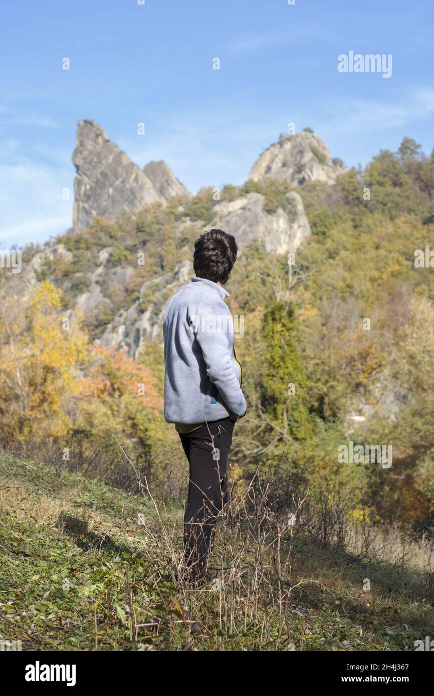 Vertikale Aufnahme eines Fremden im Regionalpark Sassi di Roccamalatina Guiglia, Italien Stockfoto