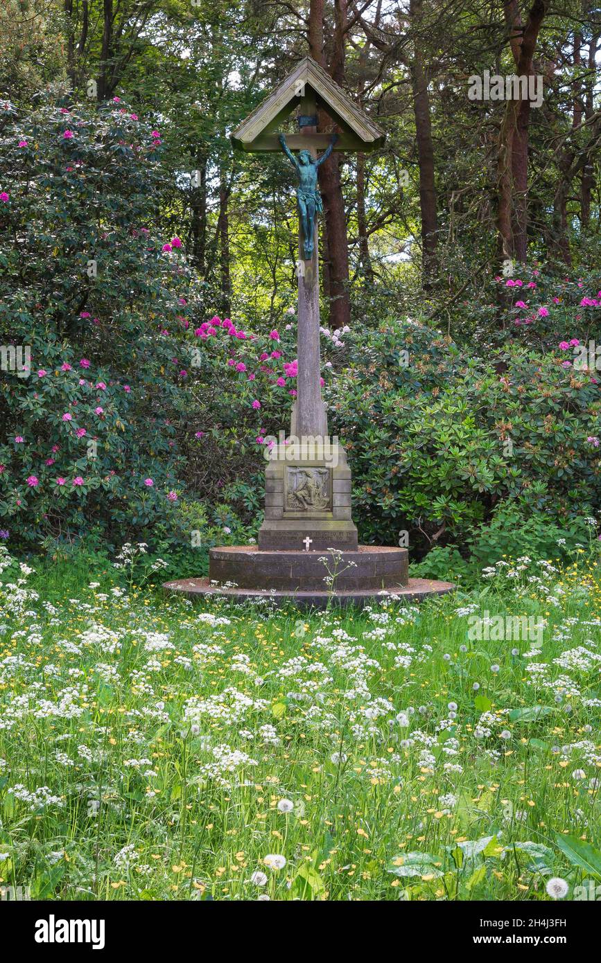 War Memorial, Blick im Sommer auf das war Memorial auf der Wildblumenwiese in den Harrogate Valley Gardens, North Yorkshire, England, Großbritannien Stockfoto