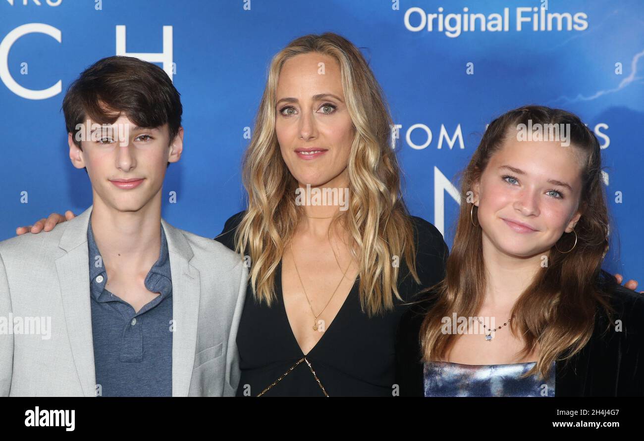 West Hollywood, Ca. November 2021. Kim Raver, Luke West Boyer, Leo Kipling Boyer, bei der Premiere von Apple TV Film's, Finch am 2. November 2021 im Pacific Design Center in West Hollywood, Kalifornien. Quelle: Saye Sadou/Media Punch/Alamy Live News Stockfoto