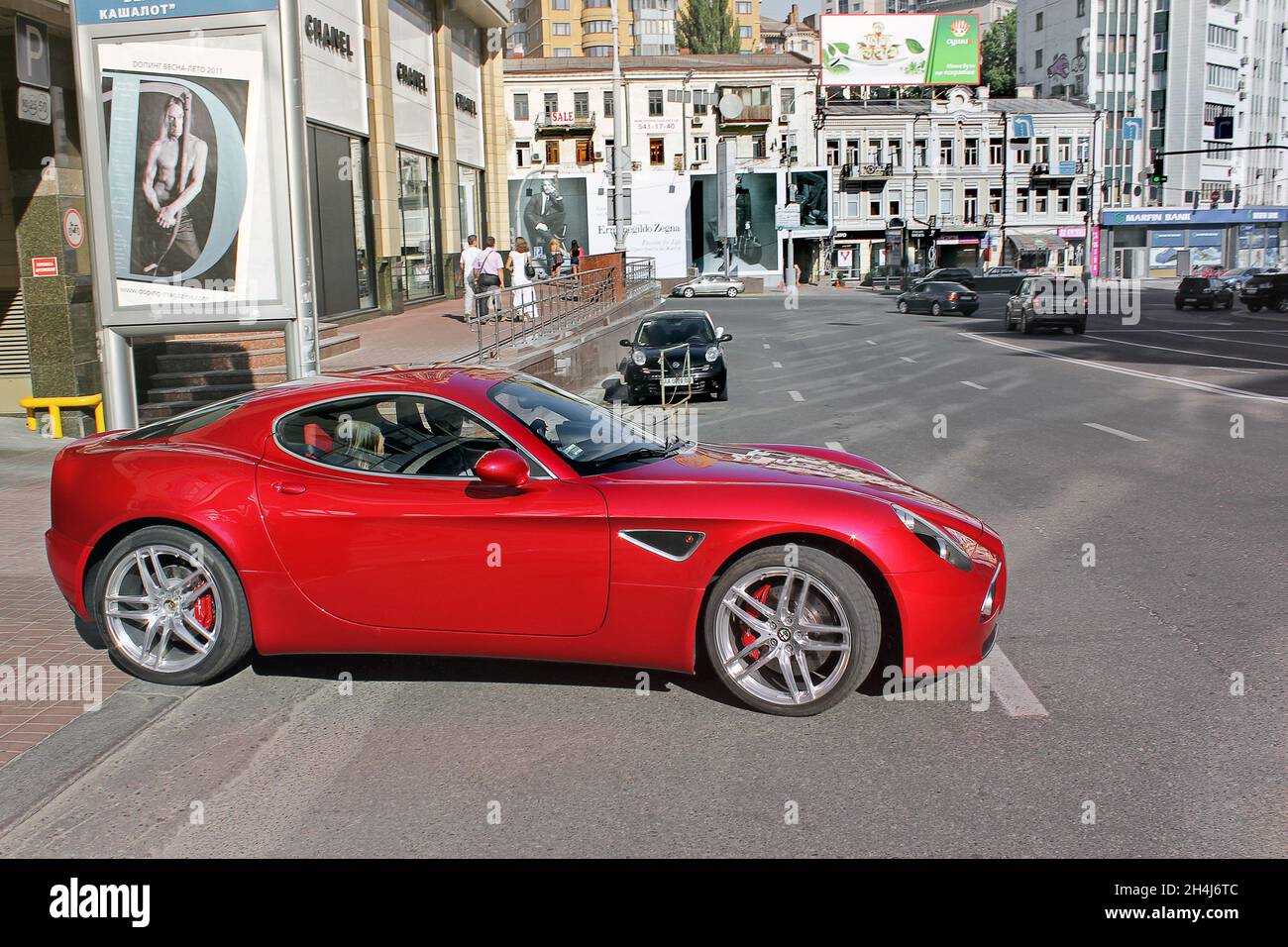 Kiew, Ukraine - 28. August 2011: Red Alfa Romeo 8C Competizione in Bewegung. Luxusauto im Stadtzentrum Stockfoto