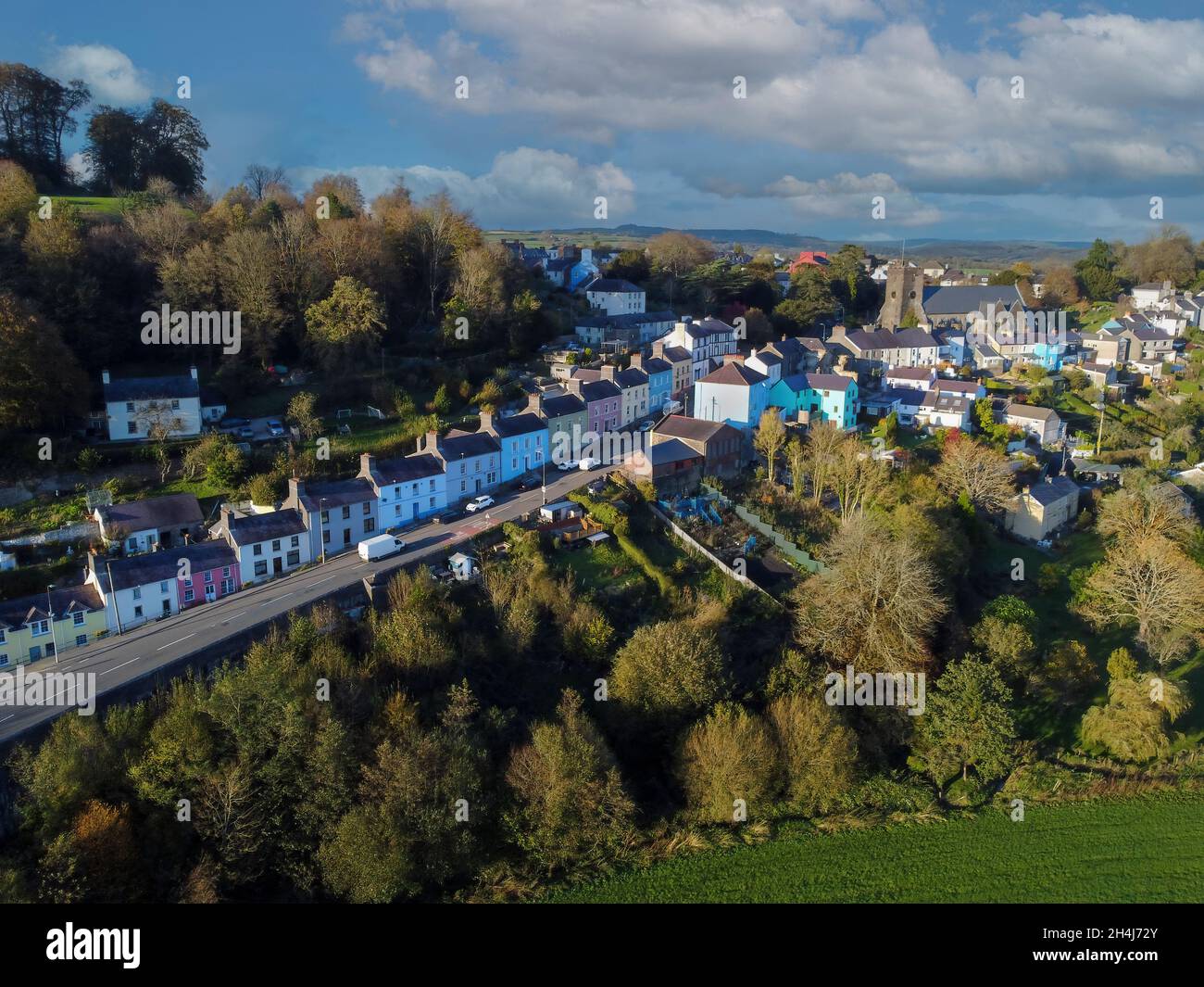 Editorial Llandeilo, Großbritannien - 02. November 2021: Die markante Reihe von farbigen Reihenhäusern, wenn Sie die Stadt Llandeilo in Südwales, Großbritannien, betreten Stockfoto