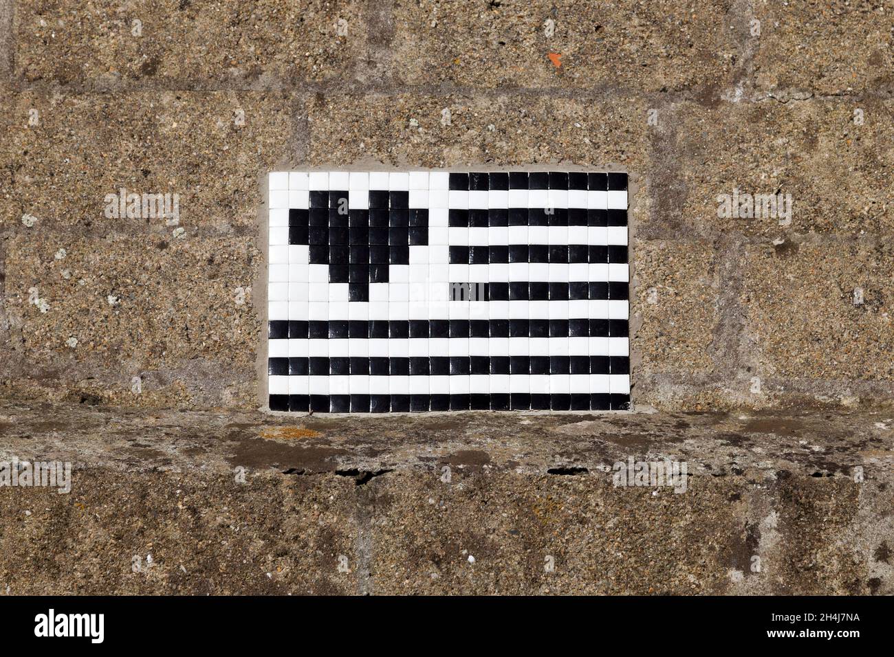 Bretonische Flagge aus Mosaik mit einem Herz, das die Erminen ersetzt. Stockfoto