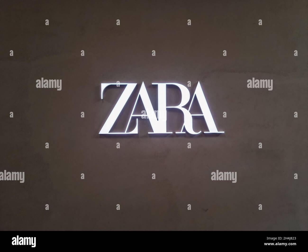Logo des Einzelhandelsunternehmens Zara. Spanische Kleidung und Accessoires Marke von Inditex Handel weltweit Shop Exterior mit beleuchteten Schild in Mediterranean Cosmos Mall in Thessaloniki, Griechenland. Stockfoto