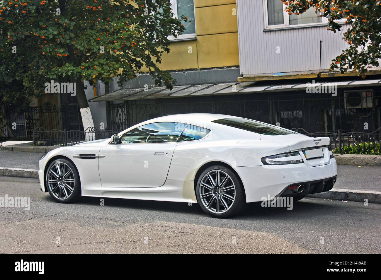 Kiew, Ukraine - 2. September 2017: Aston Martin DBS, weißer britischer Supersportwagen in der Stadt Stockfoto