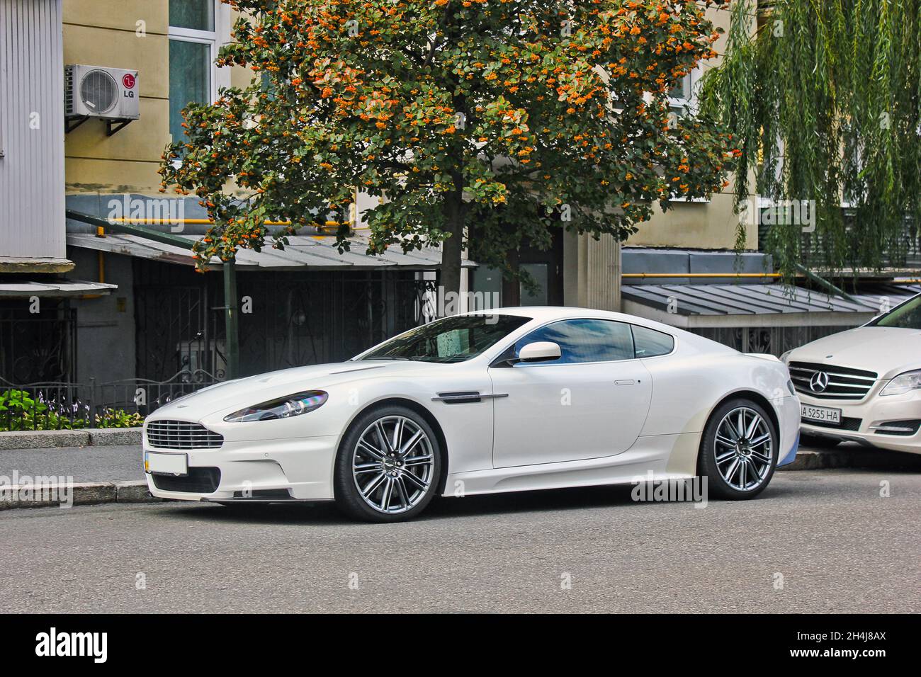 Kiew, Ukraine - 2. September 2017: Aston Martin DBS, weißer britischer Supersportwagen in der Stadt Stockfoto