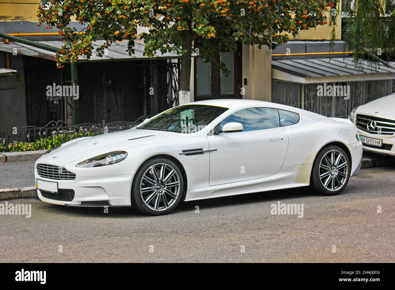 Kiew, Ukraine - 2. September 2017: Aston Martin DBS, weißer britischer Supersportwagen in der Stadt Stockfoto