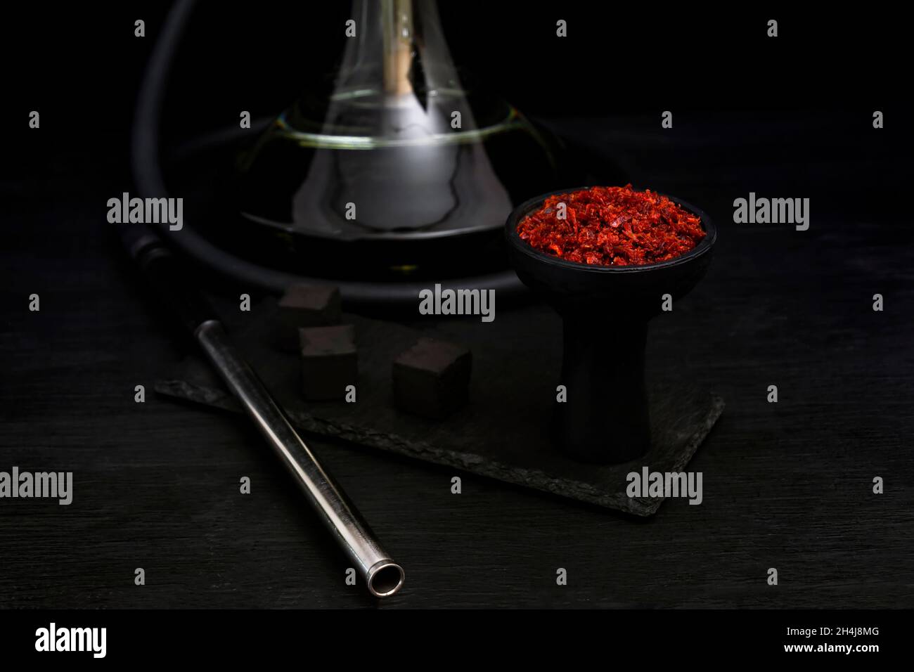 Shisha-Schale, mit Tabak auf dunklem Hintergrund Stockfoto