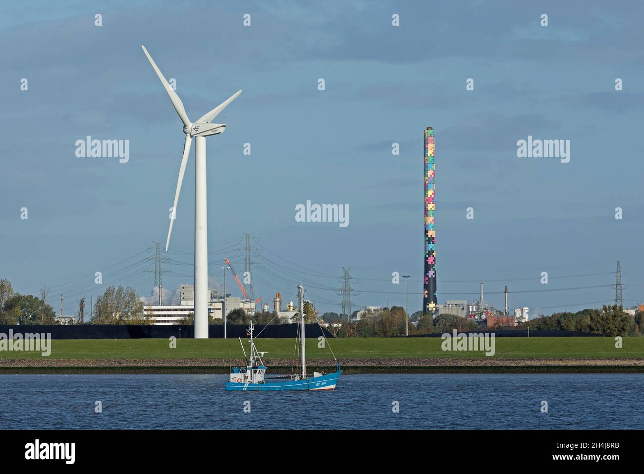Windpark und farbenfroher Kamin des Covestro-Konzerns, Elbe, Brunsbüttel, Schleswig-Holstein, Deutschland Stockfoto