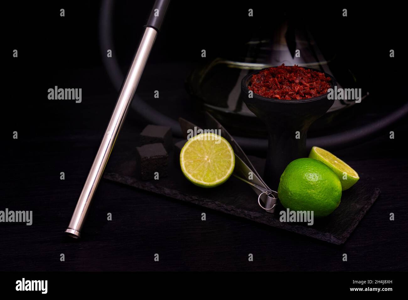 Shisha-Schale mit Tabak-Zitrusfrüchten auf dunklem Hintergrund Stockfoto