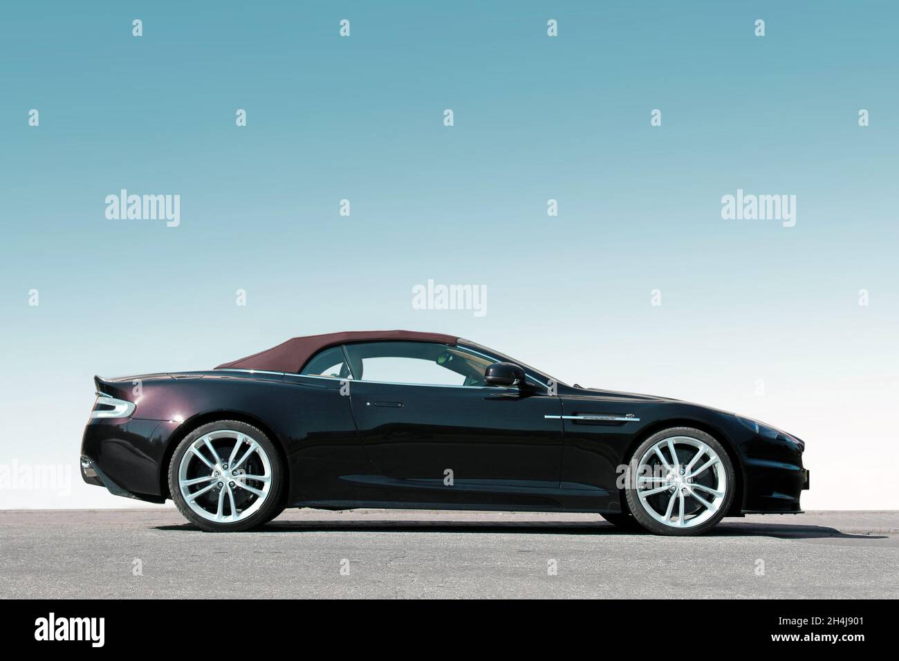 Kiew, Ukraine - 20. September 2014: Aston Martin DBS V12 Volante vor dem Hintergrund des klaren Himmels. Cabriolet. Luxuriöses Cabriolet. Schokoladencolo Stockfoto