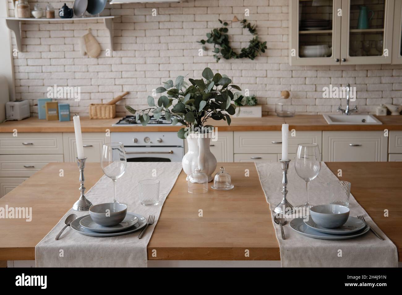 Modernes, stilvolles, skandinavisches Kücheninterieur aus weißem und hellem  Holz mit Küchenzubehör. Tischservierung Stockfotografie - Alamy