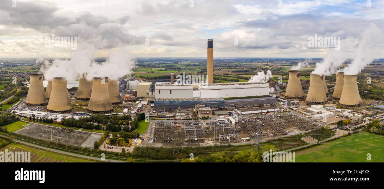DRAX-KRAFTWERK, Großbritannien - 2. NOVEMBER 2021. Luftpanorama des Drax-Kraftwerks ein Kohlekraftwerk in Großbritannien, das nicht erneuerbare Energie erzeugt Stockfoto