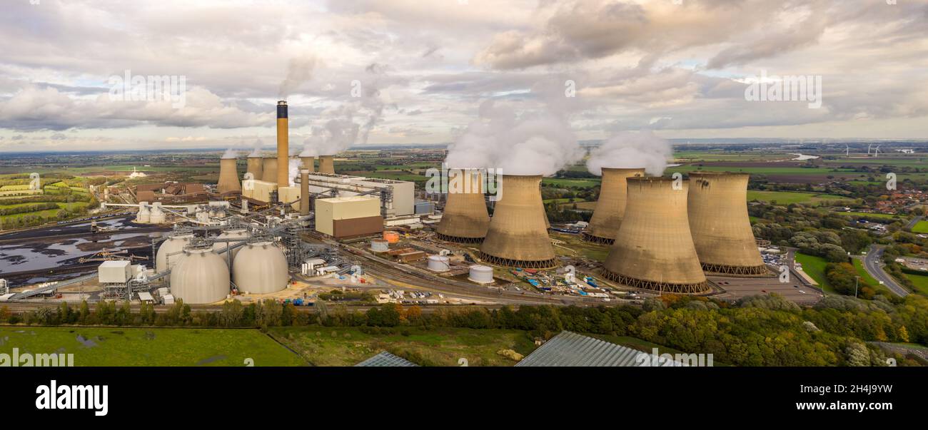 DRAX-KRAFTWERK, Großbritannien - 2. NOVEMBER 2021. Luftpanorama des Drax-Kraftwerks ein Kohlekraftwerk in Großbritannien, das nicht erneuerbare Energie erzeugt Stockfoto
