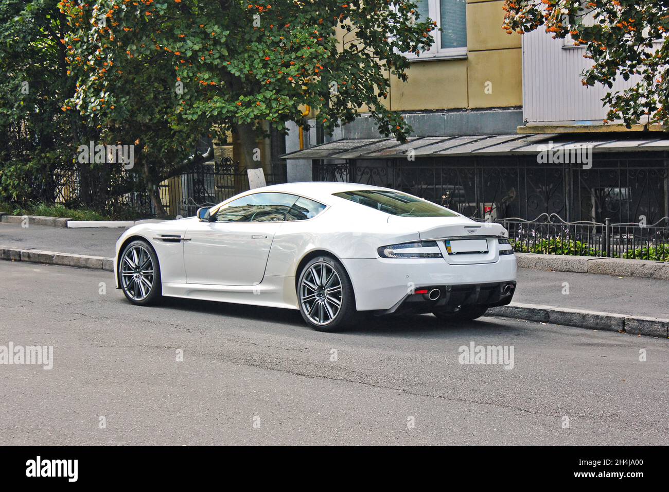 Kiew, Ukraine - 2. September 2017: Aston Martin DBS, weißer britischer Supersportwagen in der Stadt Stockfoto