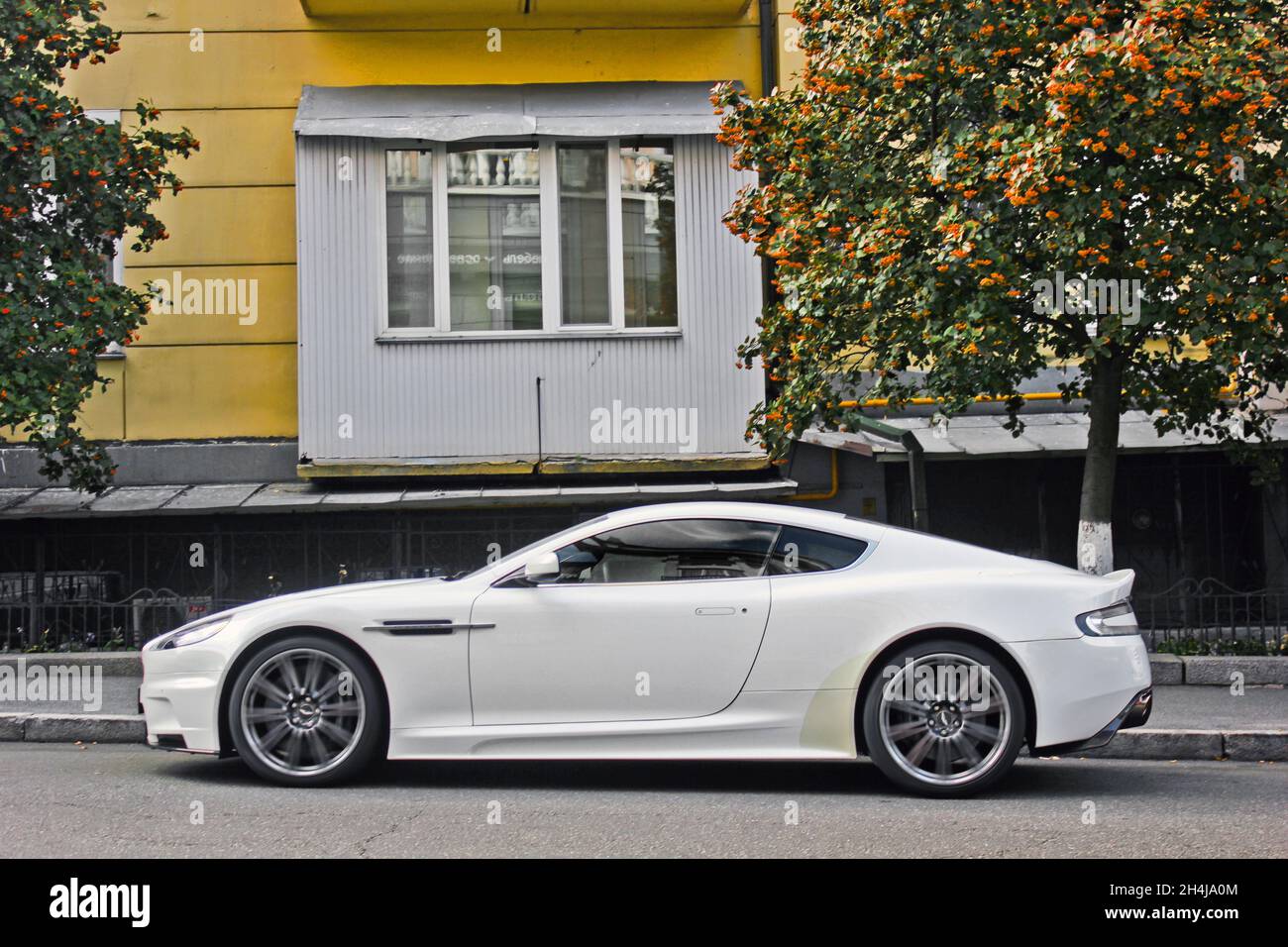 Kiew, Ukraine - 2. September 2017: Aston Martin DBS, weißer britischer Supersportwagen in der Stadt Stockfoto