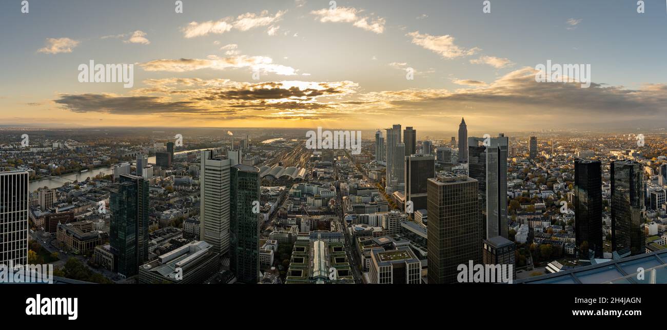 Panorama mit abendlicher Stimmung der Wolkenkratzer und beeindruckendem Himmel mit Sonnenuntergang in Frankfurt Deutschland Stockfoto