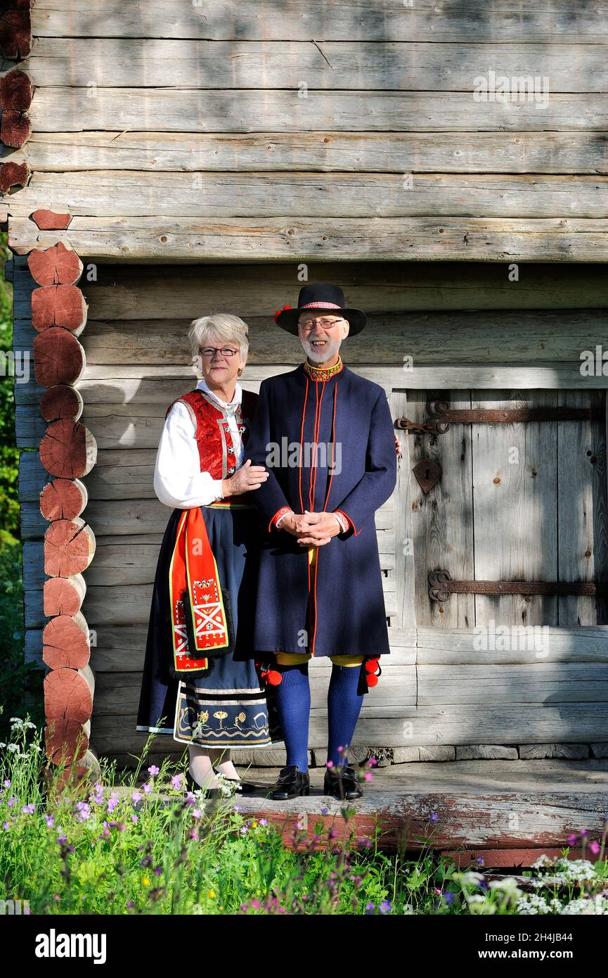 Schwedisches Paar in traditionellen Kostümen Stockfoto
