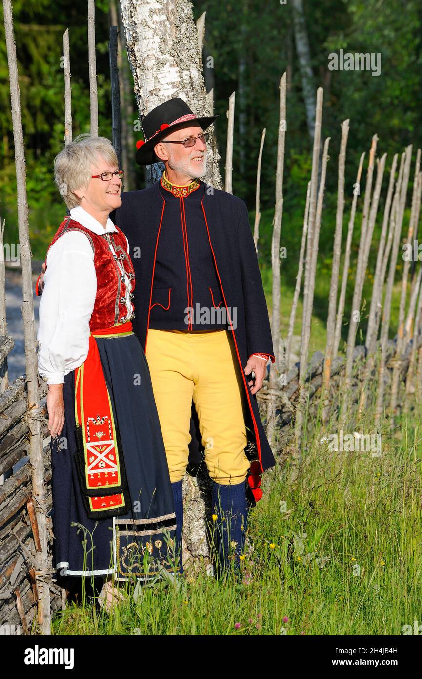 Schwedisches Paar in traditionellen Kostümen Stockfoto
