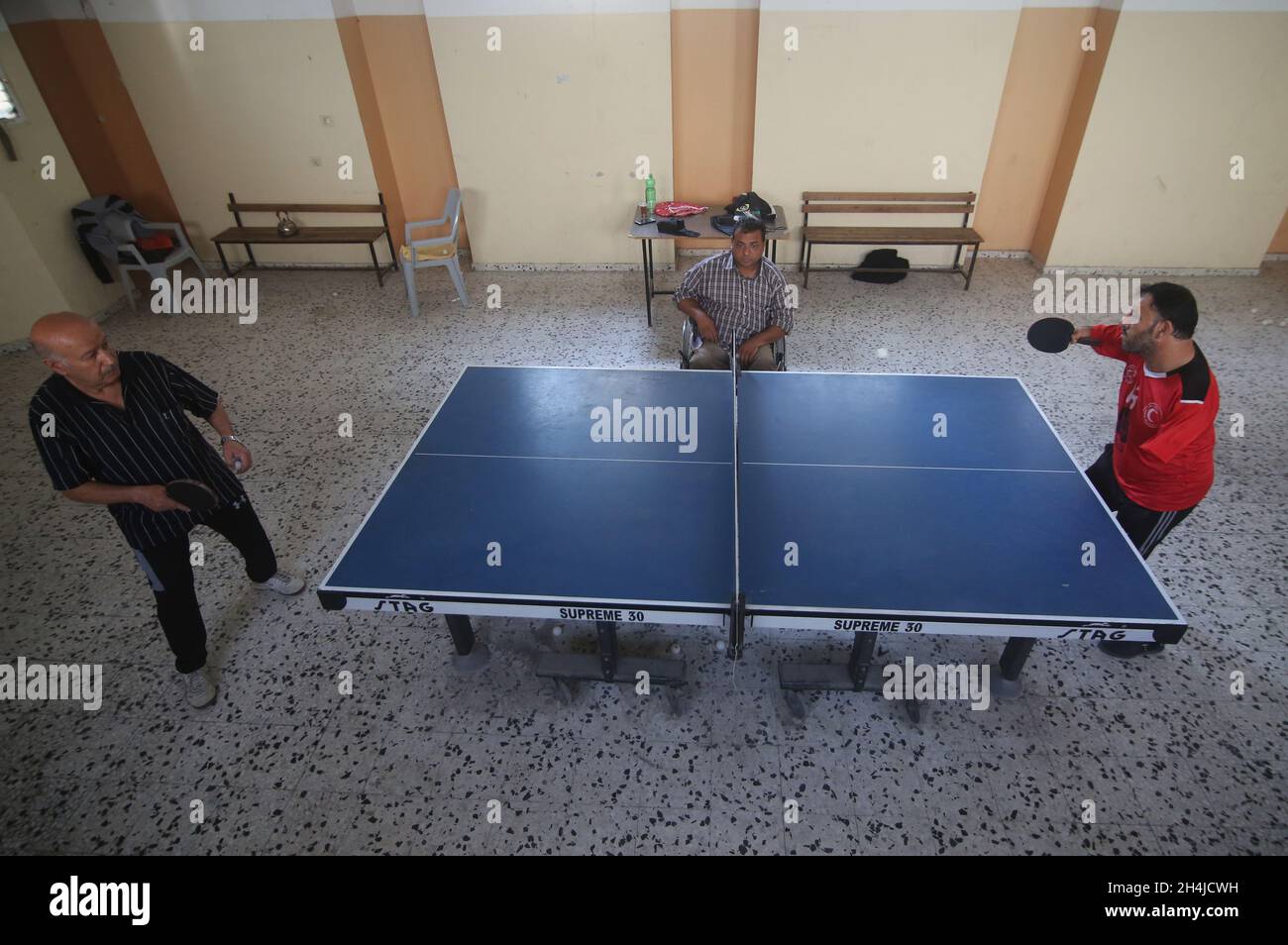 Gaza. November 2021. Der Palästinenser Abdel Qader Abu Libda (R), geboren mit einer Behinderung in beiden Händen, spielt am 3. November 2021 in einem Sportclub in der Stadt Rafah im südlichen Gazastreifen Tischtennis. Quelle: Khaled Omar/Xinhua/Alamy Live News Stockfoto