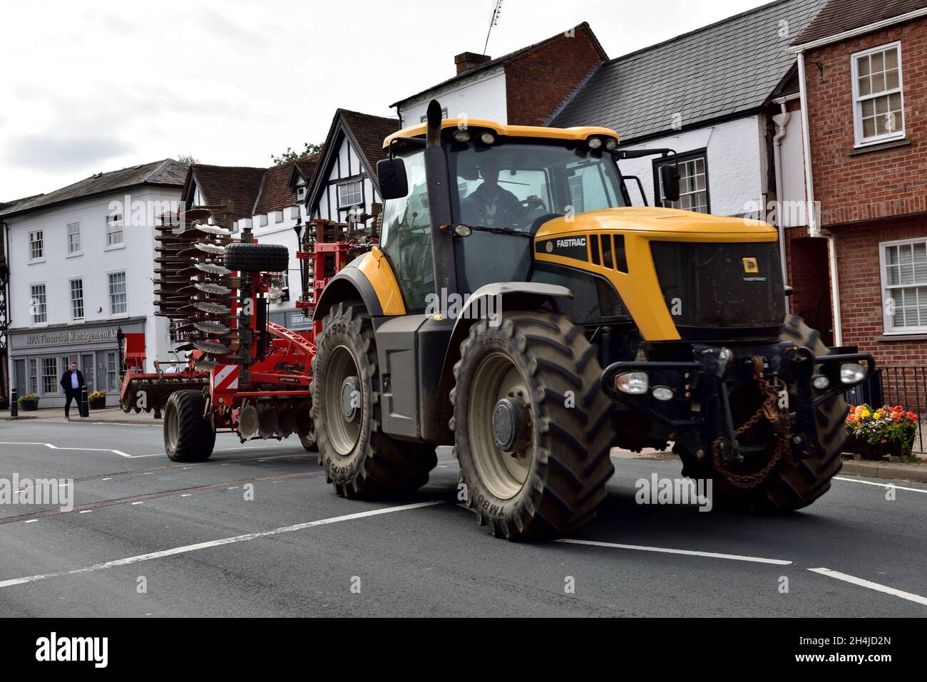 Landwirtschaftlicher Traktor auf der Henley-in-Arden High Street, Warwickshire, Großbritannien Stockfoto