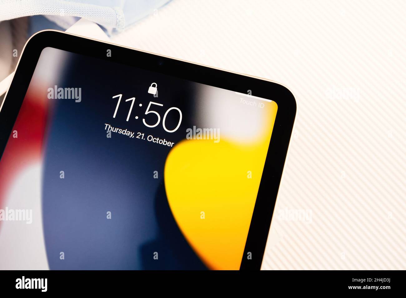 Lectronic Fingerabdruckerkennung Touch ID zum Entsperren des neuen iPad Mini 6th Tablets mit dem Fingersensor TouchID Stockfoto