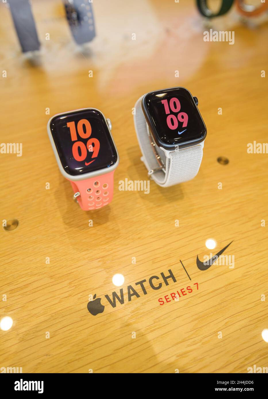 Verlust der neuen tragbaren Smartwatch der Nike Apple Watch Series 7, die den Startbildschirm der Benutzeroberfläche anzeigt Stockfoto