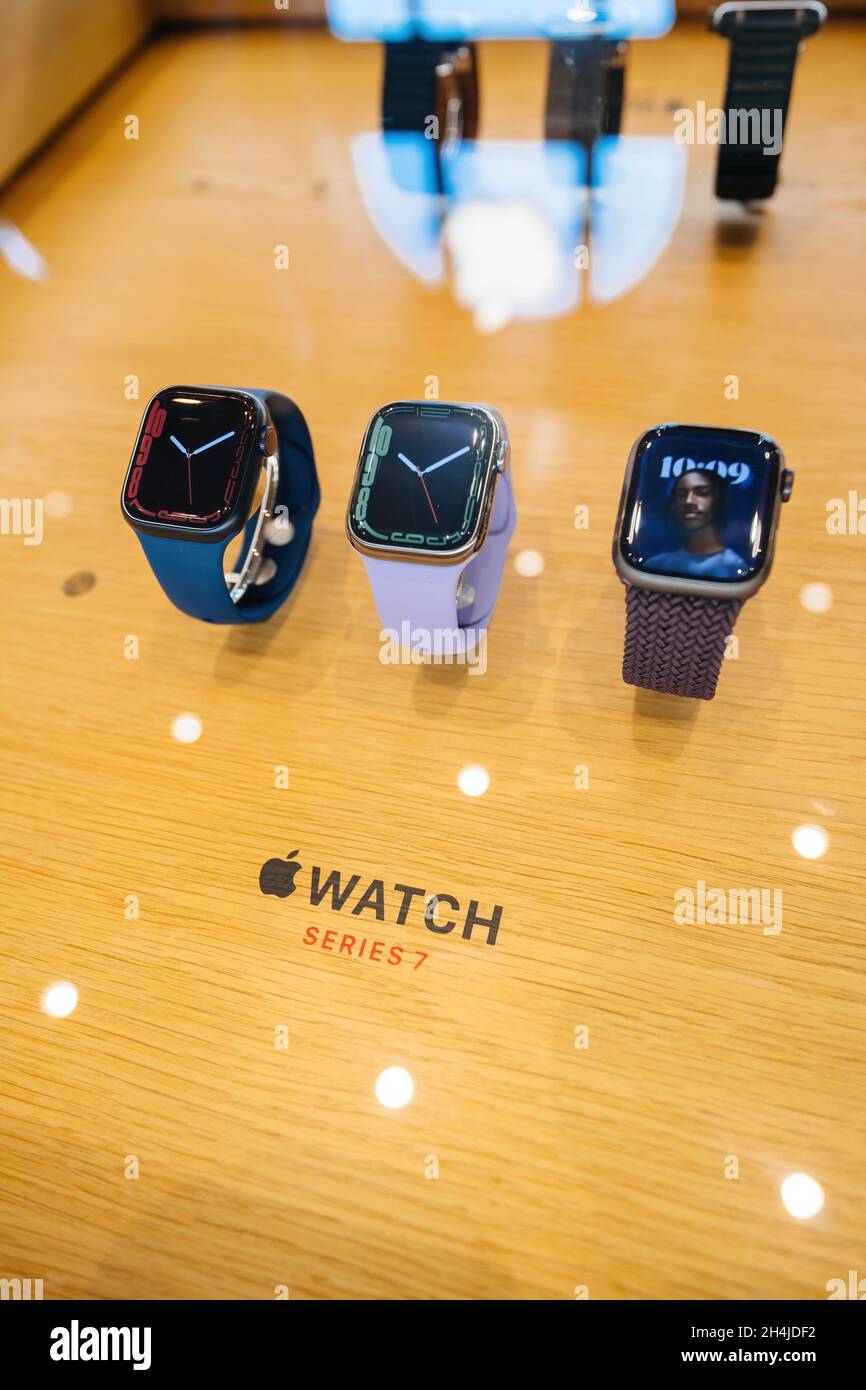 Nahaufnahme des neuen tragbaren Computers Apple Watch Series 7 Stockfoto