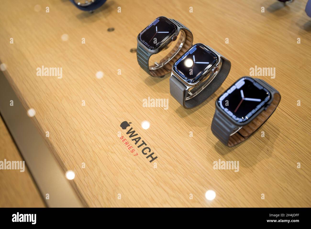 Neue Smartwatch der Apple Watch Series 7 im Apple Store Stockfoto
