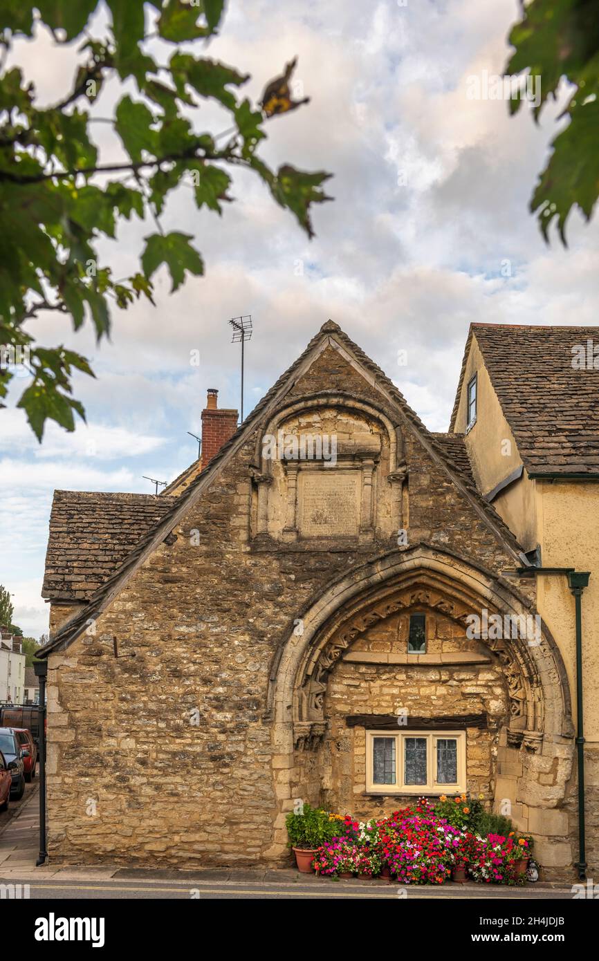 Das Wahrzeichen-Gebäude in Malmesbury, Wiltshire, verfügt über einen wunderschönen, reich verzierten Bogen und wurde ursprünglich als Hospital of 'St. John of Jerusalem' BU erbaut Stockfoto
