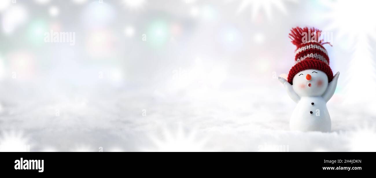 Weihnachten Hintergrund. Winter weihnachten Naturpanorama. Glücklicher Schneemann, der in einer weihnachtlichen Winterlandschaft steht. Frohe weihnachten und ein glückliches neues Jahr gre Stockfoto