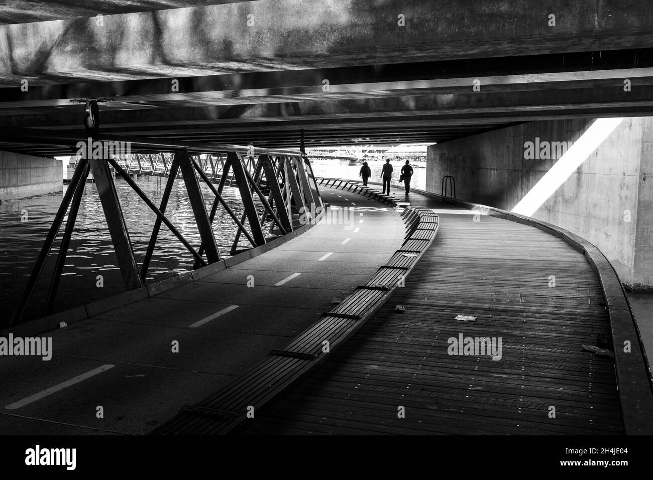 MELBOURNE, AUSTRALIEN - 16. Jun 2019: Eine Graustufenaufnahme von Melbourne entlang des Yarra River, Australien Stockfoto