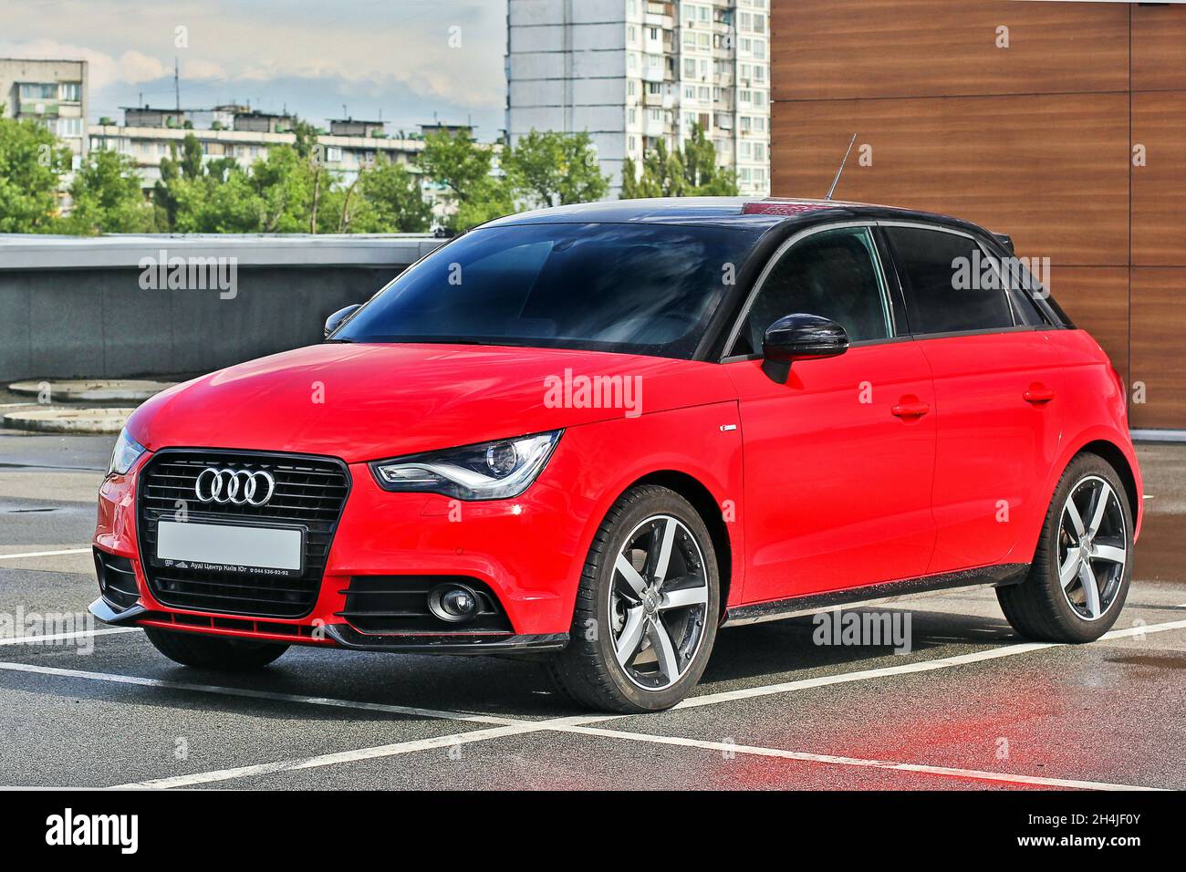 Kiew, Ukraine - 26. September 2016: Roter Audi A1 in der Stadt geparkt Stockfoto