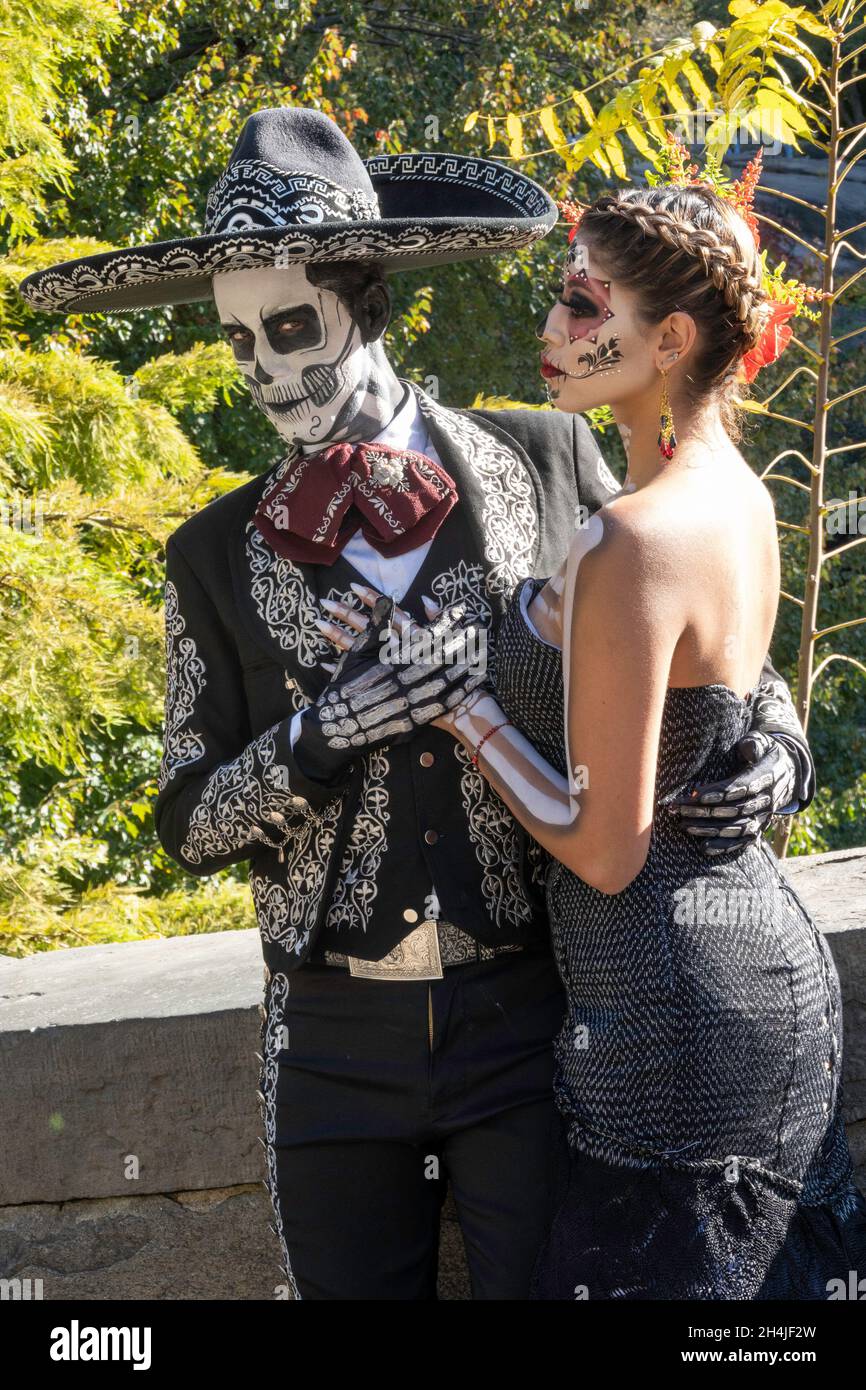 Paar, gekleidet als La Catrina und Señor Bones Charaktere, Dia De Los Muertos, 2021, NYC Stockfoto