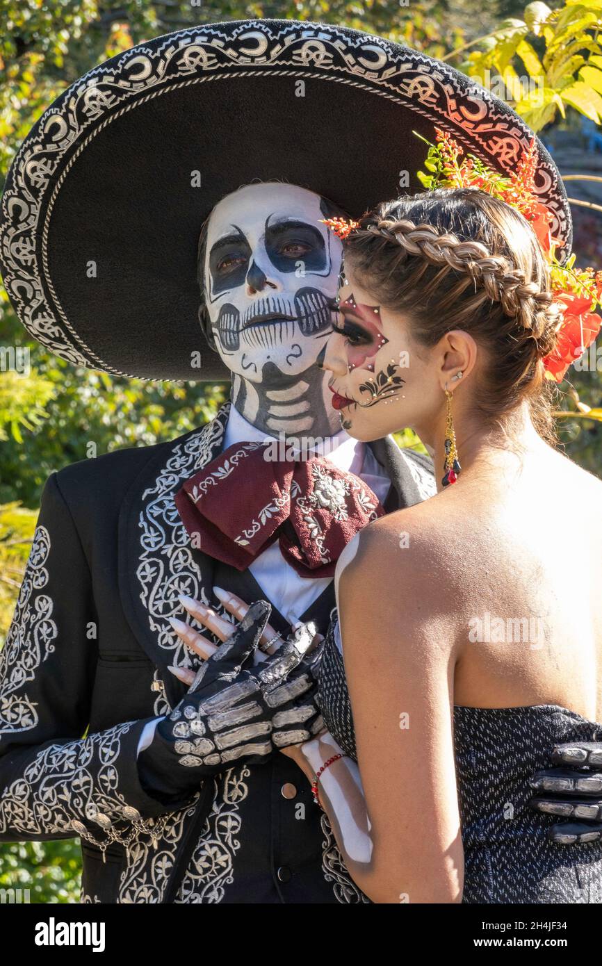Paar, gekleidet als La Catrina und Señor Bones Charaktere, Dia De Los Muertos, 2021, NYC Stockfoto