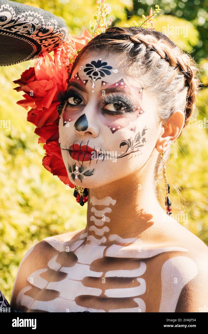 Frau in der Gestalt von La Catrina, Dia De Los Muertos, 2021, NYC Stockfoto