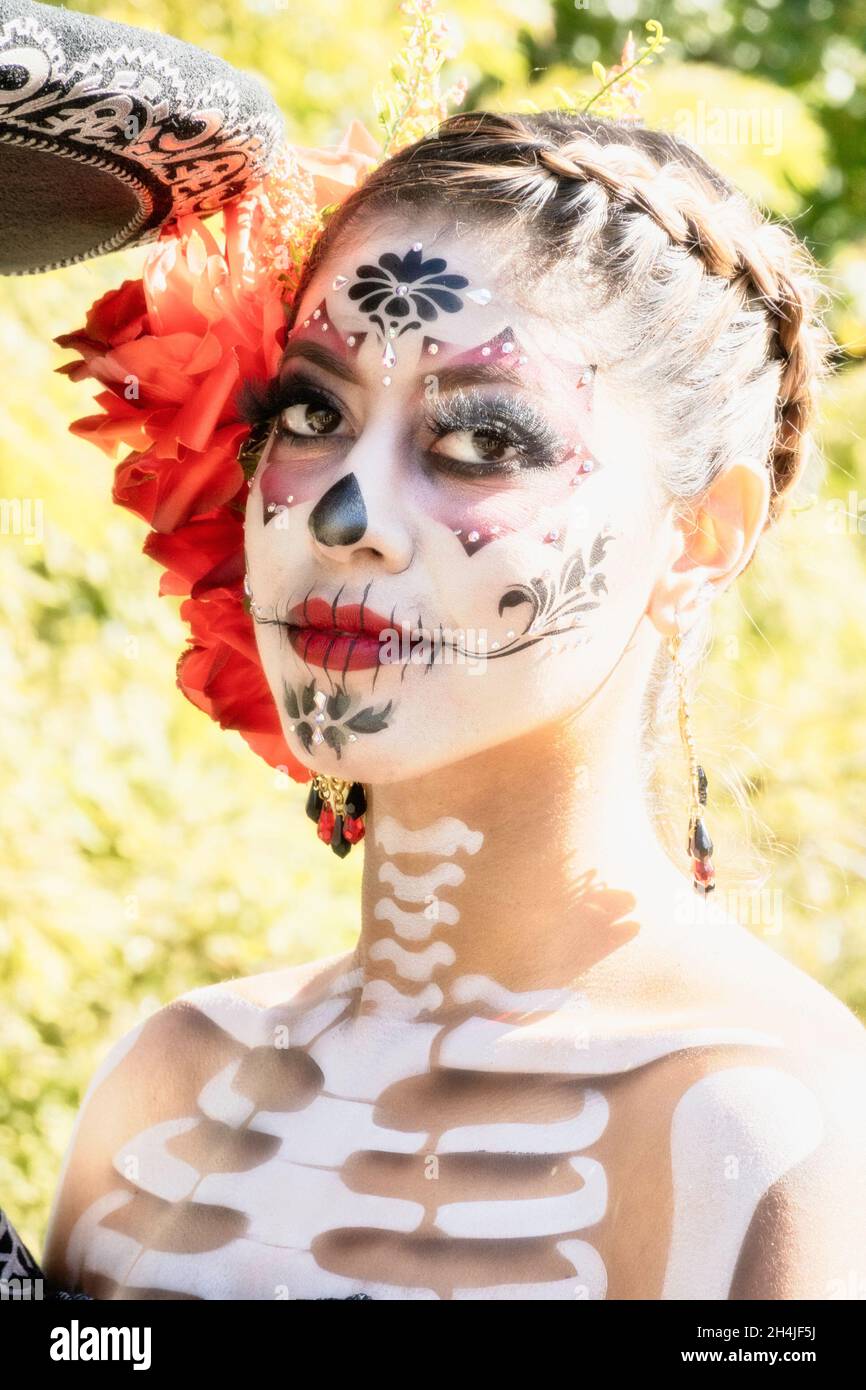 Frau in der Gestalt von La Catrina, Dia De Los Muertos, 2021, NYC Stockfoto