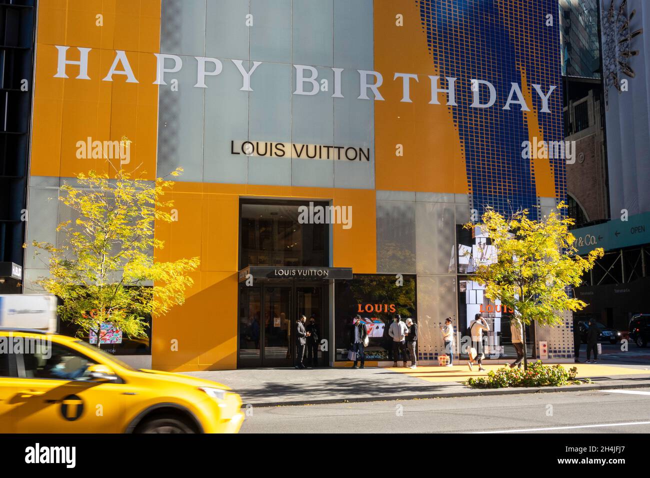 Louis Vuitton Store Fassade mit Happy Birthday Dekorationen, NYC, USA, 2021 Stockfoto