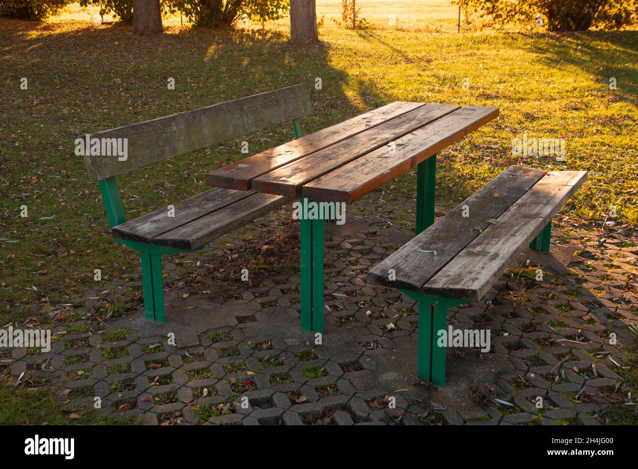 Holztisch und Bank Set zum Camping und Essen und Ausruhen verlassene Szene in der Herbstsaison Stockfoto