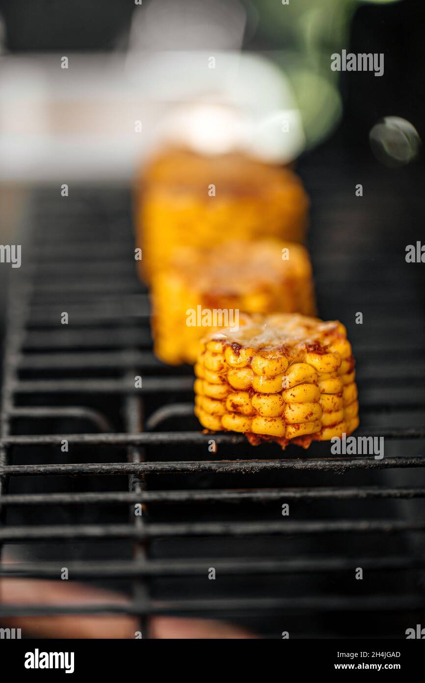 Grillen von würzigen Maisgrillen Stockfoto