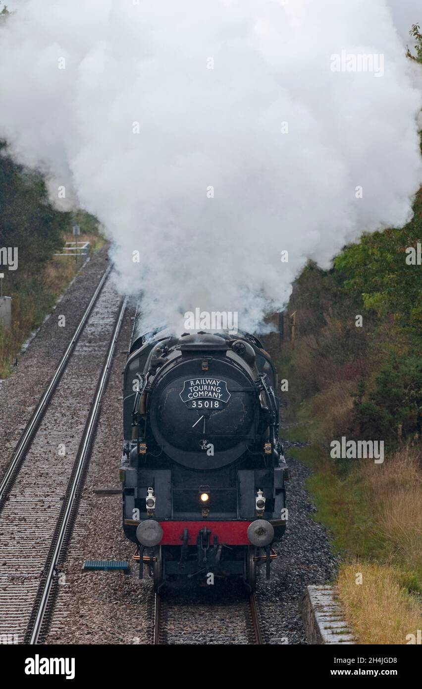 British India Line 35018 Dampflokomotive, schleppt den Cumbrian Mountain Express entlang der Carlisle, um Linie zu begleichen. Tour durch die Railway Touring Company Stockfoto