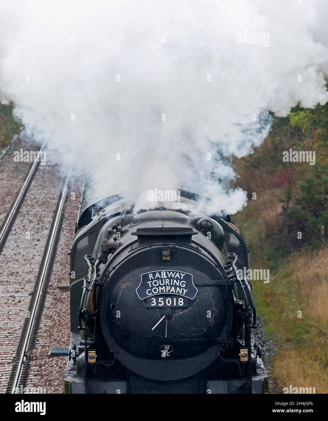British India Line 35018 Dampflokomotive, schleppt den Cumbrian Mountain Express entlang der Carlisle, um Linie zu begleichen. Tour durch die Railway Touring Company Stockfoto