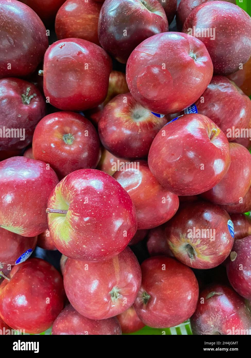 Selektives Fokusbild von frischen und roten Äpfeln, die in einem Supermarkt gehalten werden Stockfoto